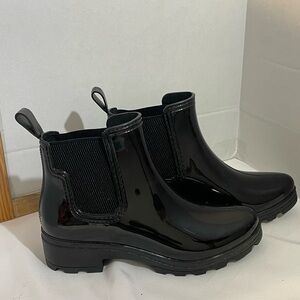 London Fog Women’s patten Leather Black Rain Boots‎ size 9 pull on side stretch